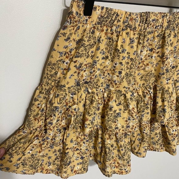 Tiered Ditsy Floral Print Mini Skirt, size small - Picture 5 of 5